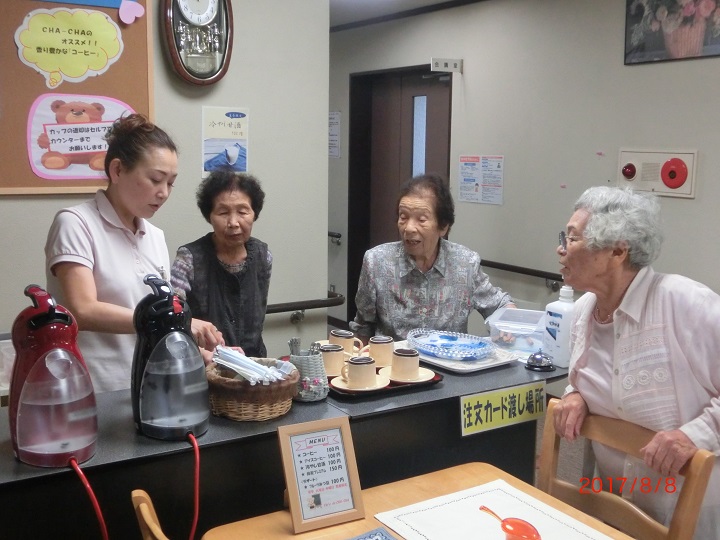 お年寄りだけで運営するカフェ2